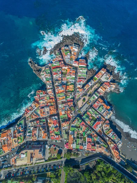 Uçan İHA 'dan görüntü. Eski Punta Brava kasabasının panoramik şehir manzarası, Puerto de la Cruz kasabası yakınlarında..