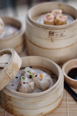 Yemek çubuğunun uzanabileceğinden daha yakın! Yakın çekilen Dim Sum lezzetlerinin zarif dünyasını keşfedin. Buharlı sepetlerden lezzetli hamur köftelerine, görsel açlığınızı giderin..