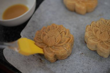 Undan parfüme: Güz ortası Festivalinin özünü yakalamak, Bir seferde bir ay çöreği