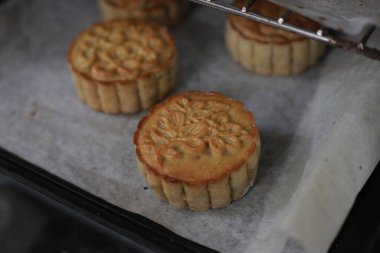 Undan parfüme: Güz ortası Festivalinin özünü yakalamak, Bir seferde bir ay çöreği