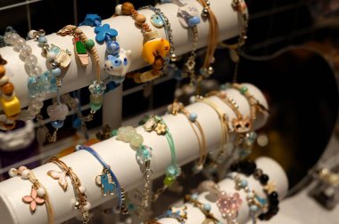 Bir mağazada satılık mücevher ve aksesuarlar