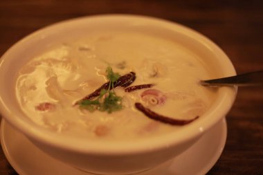 Tayland usulü tavuk, yumurta, süt ve kırmızı biber soslu çorba.