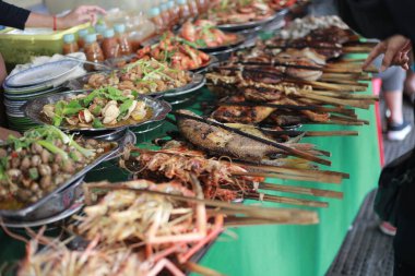 Izgara karides ve deniz ürünleri.