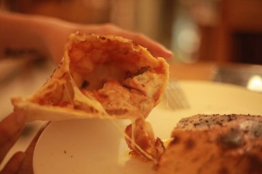 Lezzetli bir pizzanın yakın çekimi.