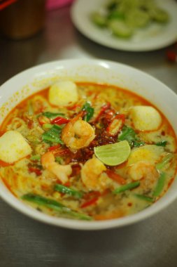 Köri soslu ve sebzeli kızarmış karides.