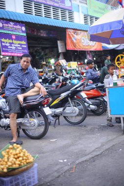 Bangkok, Tayland - Haziran 26, 2016: Bangkok, Tayland 'daki merkez cadde pazarında yemek satan kimliği belirsiz bir adam.