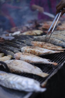 Izgarada kızarmış balık.