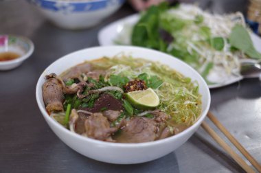 Domuz eti ve sebzeli erişte çorbası.