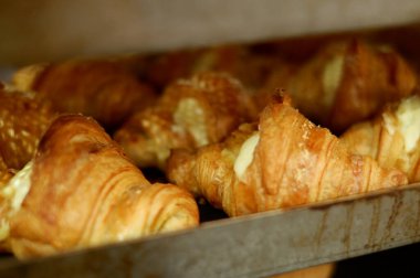 Fırında taze kruvasan.