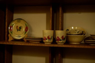 Masanın üzerine seramik tabak