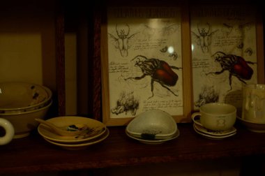 Modern bir binanın içinde.