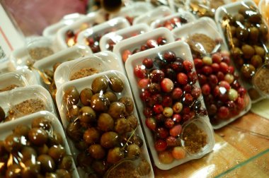 Farklı meyvelerle dolu cam kavanoz.