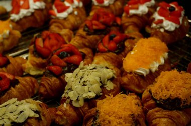 Masadaki kahvaltı için taze kruvasan.