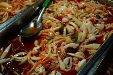 Sebzeli ve baharatlı kızarmış tavuk.