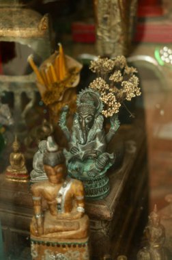 Güzel bir Buda heykelinin yakın plan fotoğrafı.