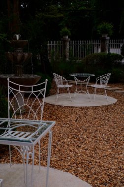Bahçede boş sandalyeler