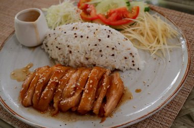 Domuz eti ve tavuklu pilav.