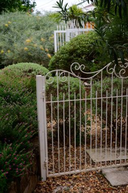 Eski bir evin çiti.