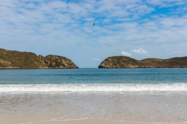 Okyanus ve iki tepeli sahil, Arraial do Cabo, Rio de Janeiro, Brezilya.