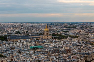 Paris, Fransa - 13 Ağustos 2019: Hotel des Invalides ile Paris 'in panoramik manzarası.