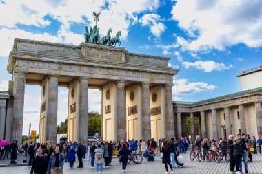 Berlin, Almanya - 14 Eylül 2024: Brandenburg Kapısı birçok turist tarafından ziyaret edildi, Berlin.