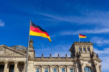 Berlin, Almanya - 14 Eylül 2024: Alman bayraklı Reichstag binası, Berlin.