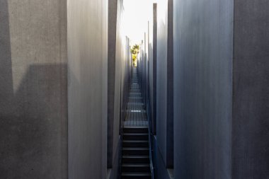 Berlin, Almanya - 14 Eylül 2024: Soykırım Anıtı Berlin 'de Dar Yol.
