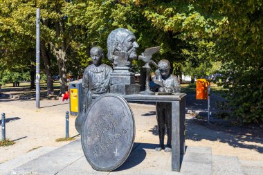 Berlin, Almanya - 15 Eylül 2024: Adolph Diesterweg Anıtı, Berlin.