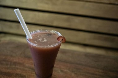 Ferahlatıcı bir üzüm suyunun yakın çekimi İçen bir pipetle bir bardak