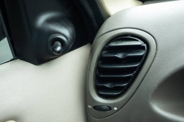 Bir sedan arabanın iç kısmının yakın çekimi.