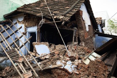 Tirunelveli Tufanı tarafından yıkılan bir ev, tuğla ve enkaz yığınına dönüştü..