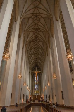 Münih, Bavyera, Almanya 'daki Our Lady (Frauenkirche) Kilisesi' nin içinde. Eski şehrin kalbinde ve Münih 'in dönüm noktası olan geç dönem bir Gotik katedrali. İç dekorasyon basit, temiz ve ayık. Münih 'in sembolü olarak kabul edilir.. 