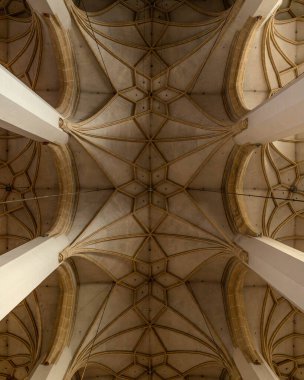 Münih, Bavyera, Almanya 'daki Our Lady (Frauenkirche) Kilisesi' nin içinde. Eski şehrin kalbinde ve Münih 'in dönüm noktası olan geç dönem bir Gotik katedrali. İç dekorasyon basit, temiz ve ayık. Münih 'in sembolü olarak kabul edilir.. 