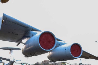 Uçaklar. Uçak parçaları. Kanatlar, pervaneler, türbinler. İniş takımları ve hidrolik sistem elementleri. Helikopterler ve parçaları. Askeri ekipman. Füzeler. Dünyanın en büyük uçağı 