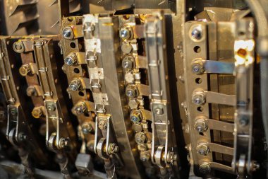 Uçaklar. Uçak parçaları. Kanatlar, pervaneler, türbinler. İniş takımları ve hidrolik sistem elementleri. Helikopterler ve parçaları. Askeri ekipman. Füzeler. Dünyanın en büyük uçağı 