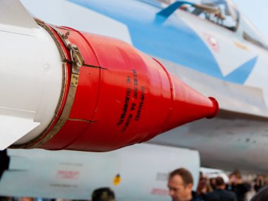 Uçaklar. Uçak parçaları. Kanatlar, pervaneler, türbinler. İniş takımları ve hidrolik sistem elementleri. Helikopterler ve parçaları. Askeri ekipman. Füzeler. Dünyanın en büyük uçağı 