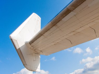 Uçaklar. Uçak parçaları. Kanatlar, pervaneler, türbinler. İniş takımları ve hidrolik sistem elementleri. Helikopterler ve parçaları. Askeri ekipman. Füzeler. Dünyanın en büyük uçağı 