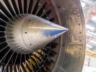 Uçaklar. Uçak parçaları. Kanatlar, pervaneler, türbinler. İniş takımları ve hidrolik sistem elementleri. Helikopterler ve parçaları. Askeri ekipman. Füzeler. Dünyanın en büyük uçağı 