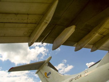 Uçaklar. Uçak parçaları. Kanatlar, pervaneler, türbinler. İniş takımları ve hidrolik sistem elementleri. Helikopterler ve parçaları. Askeri ekipman. Füzeler. Dünyanın en büyük uçağı 