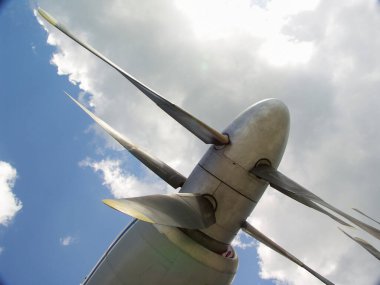 Uçaklar. Uçak parçaları. Kanatlar, pervaneler, türbinler. İniş takımları ve hidrolik sistem elementleri. Helikopterler ve parçaları. Askeri ekipman. Füzeler. Dünyanın en büyük uçağı 