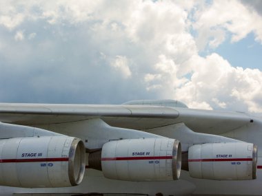 Uçaklar. Uçak parçaları. Kanatlar, pervaneler, türbinler. İniş takımları ve hidrolik sistem elementleri. Helikopterler ve parçaları. Askeri ekipman. Füzeler. Dünyanın en büyük uçağı 