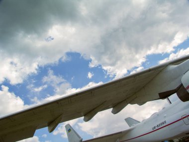 Uçaklar. Uçak parçaları. Kanatlar, pervaneler, türbinler. İniş takımları ve hidrolik sistem elementleri. Helikopterler ve parçaları. Askeri ekipman. Füzeler. Dünyanın en büyük uçağı 