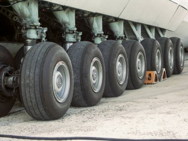 Uçaklar. Uçak parçaları. Kanatlar, pervaneler, türbinler. İniş takımları ve hidrolik sistem elementleri. Helikopterler ve parçaları. Askeri ekipman. Füzeler. Dünyanın en büyük uçağı 