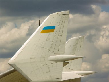 Uçaklar. Uçak parçaları. Kanatlar, pervaneler, türbinler. İniş takımları ve hidrolik sistem elementleri. Helikopterler ve parçaları. Askeri ekipman. Füzeler. Dünyanın en büyük uçağı 