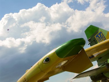 Uçaklar. Uçak parçaları. Kanatlar, pervaneler, türbinler. İniş takımları ve hidrolik sistem elementleri. Helikopterler ve parçaları. Askeri ekipman. Füzeler. Dünyanın en büyük uçağı 