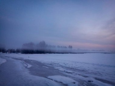 Ukrayna 'nın çeşitli etkileyici manzaraları. Gündoğumları, günbatımları. Sis ve kar. Yaz ve aydınlık sonbahar. Dokular ve bulutlar.