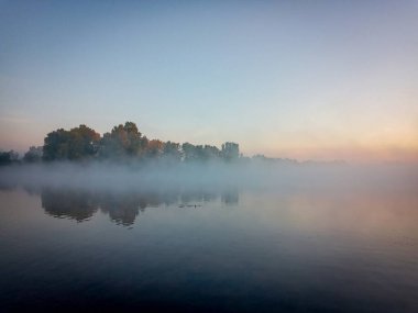 Ukrayna 'nın çeşitli etkileyici manzaraları. Gündoğumları, günbatımları. Sis ve kar. Yaz ve aydınlık sonbahar. Dokular ve bulutlar.