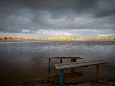 Ukrayna 'nın çeşitli etkileyici manzaraları. Gündoğumları, günbatımları. Sis ve kar. Yaz ve aydınlık sonbahar. Dokular ve bulutlar.