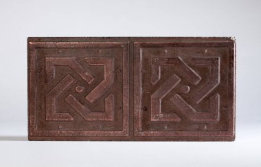 Tuğlalar. Döşeme taşları. Renkli taşlar. Döşeme taşlarının dokusu. Çimento ürünleri. Çimlerin üzerinde yürüyorum. Gömülü metalle döşeme. 