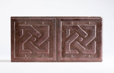 Tuğlalar. Döşeme taşları. Renkli taşlar. Döşeme taşlarının dokusu. Çimento ürünleri. Çimlerin üzerinde yürüyorum. Gömülü metalle döşeme. 